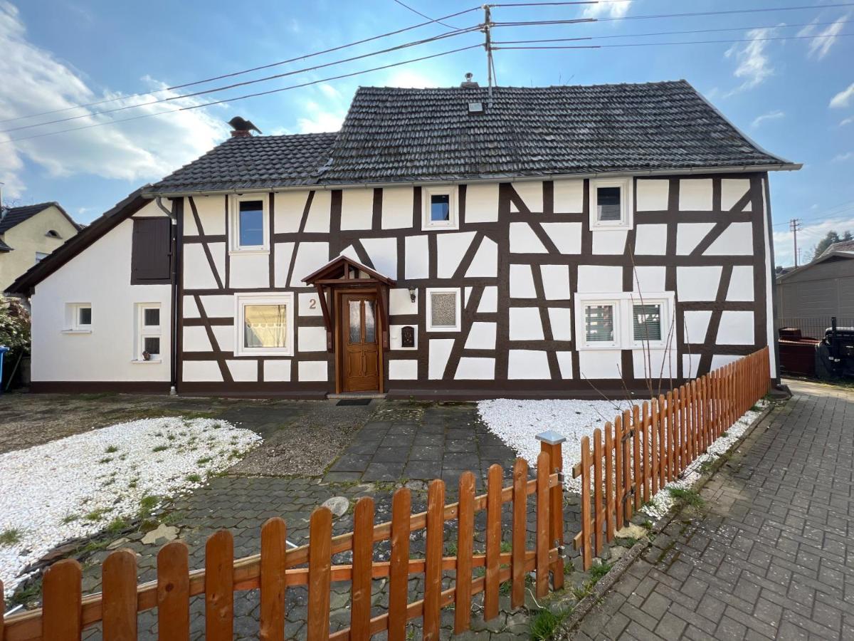 300 Jahre Altes Renoviertes Fachwerkhaus Villa Peterslahr Buitenkant foto