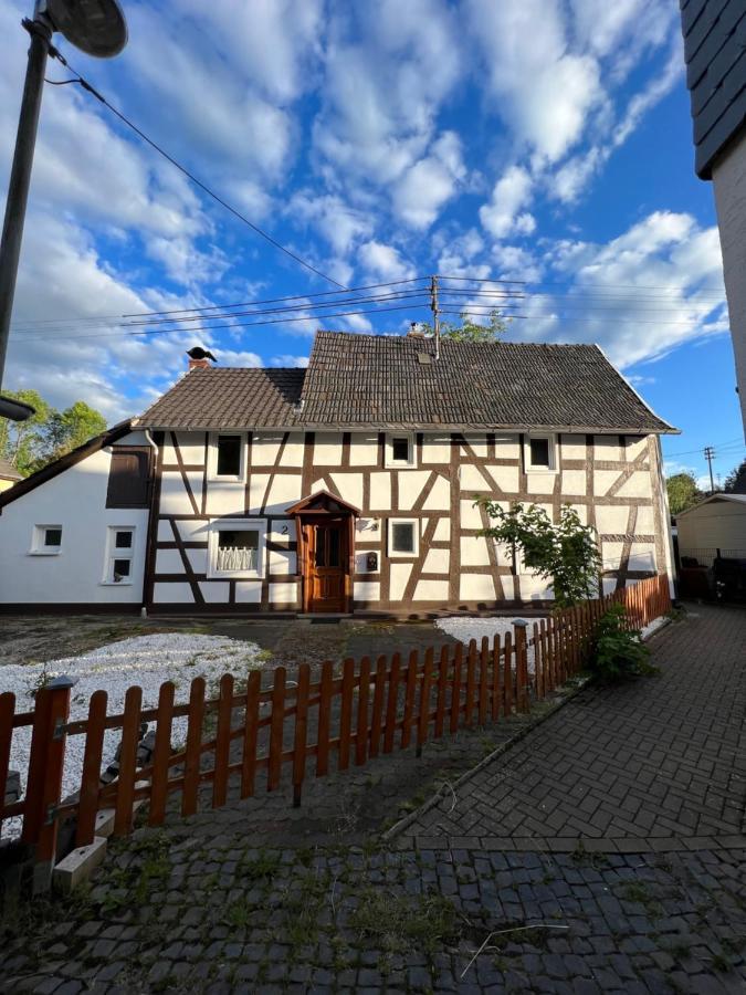 300 Jahre Altes Renoviertes Fachwerkhaus Villa Peterslahr Buitenkant foto